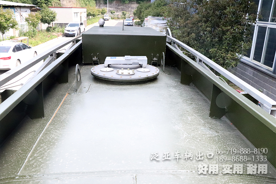 EQ2100出口,东风六驱出口,东风EQ2100,东风越野车出口,右舵六驱越野车,右舵六驱出口,加运油车出口,东风右舵越野车,东风右舵加运油车,东风EQ2100出口