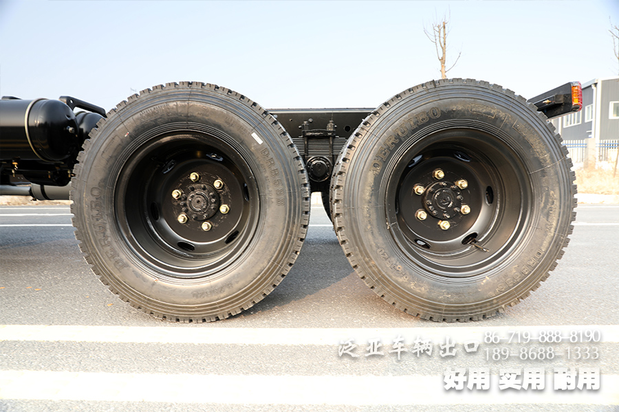 东风平头底盘,平头驾驶室,EQ2082越野底盘,经典出口底盘,六驱平头底盘,六驱越野专用车,六驱越野车,专用车底盘,越野车底盘 