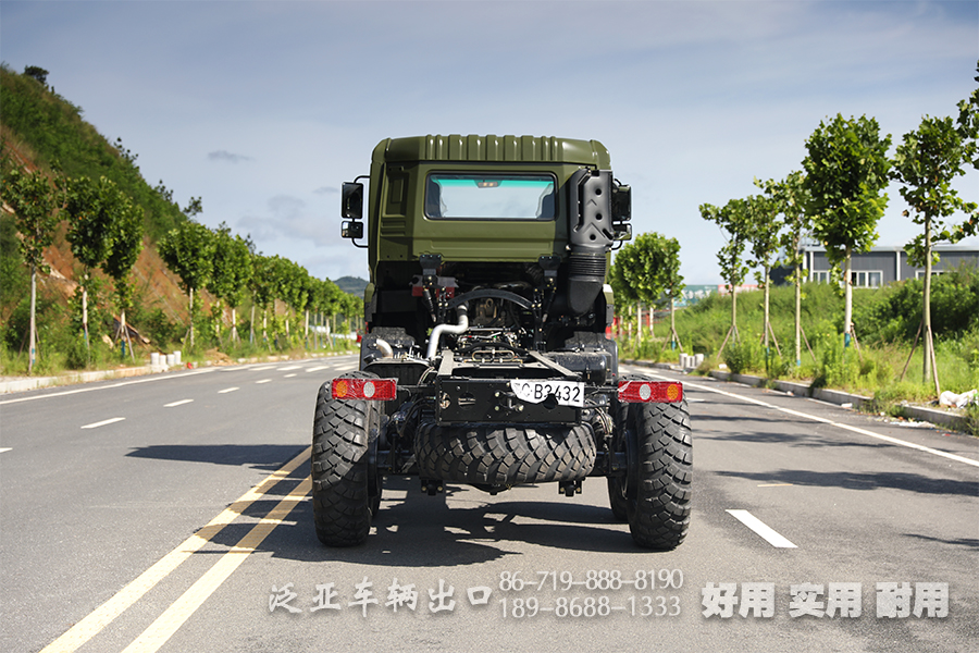三桥卡车,重型卡车底盘,340马力底盘,长途货车底盘,驾乘感舒适,25吨专用车底盘,12.5-20人字花纹胎