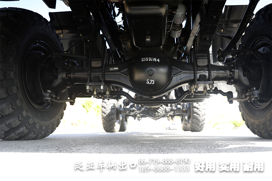 三桥卡车,重型卡车底盘,340马力底盘,长途货车底盘,驾乘感舒适,25吨专用车底盘,12.5-20人字花纹胎