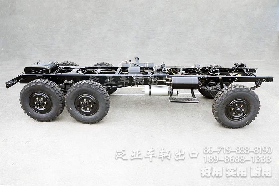 东风EQ2082E6D二吨半尖头六驱四类底盘