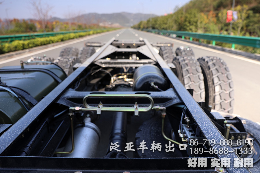 东风六驱、大马力底盘、越野运输车底盘、210马力底盘、出口专用底盘