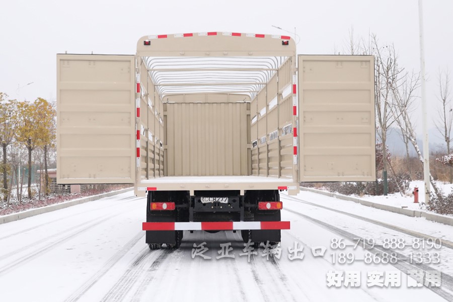 东风8x4仓栅车，东风平头一排半驾驶室，东风重型仓栅车，东风大承载力越野卡车，东风十二档变速卡车，东风420L油箱，仓栅运输车，大马力卡车