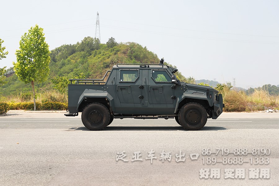 装甲车、皮卡车