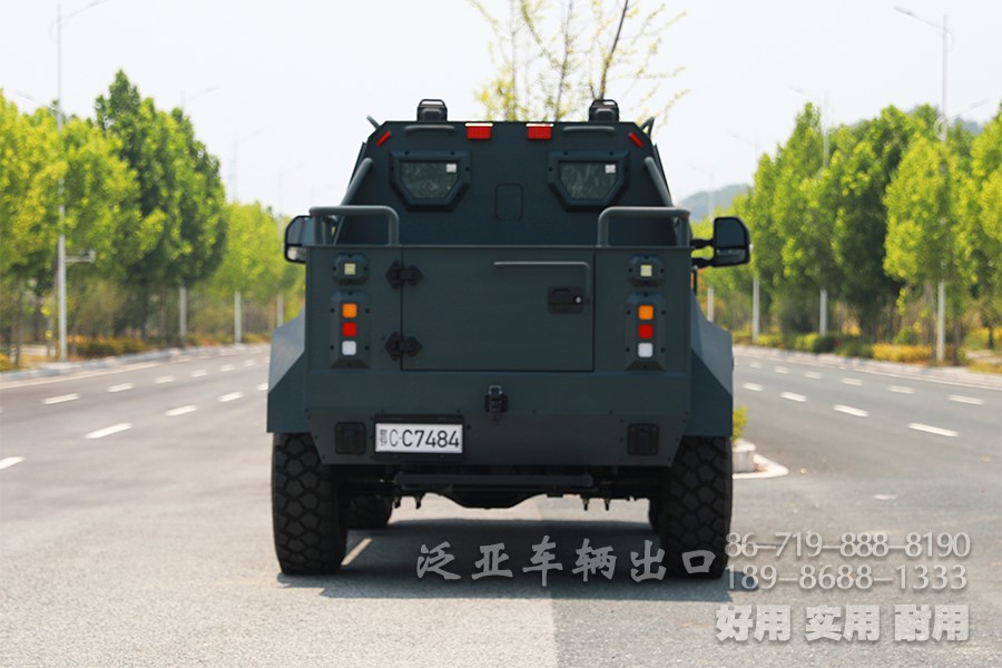 装甲车、皮卡车